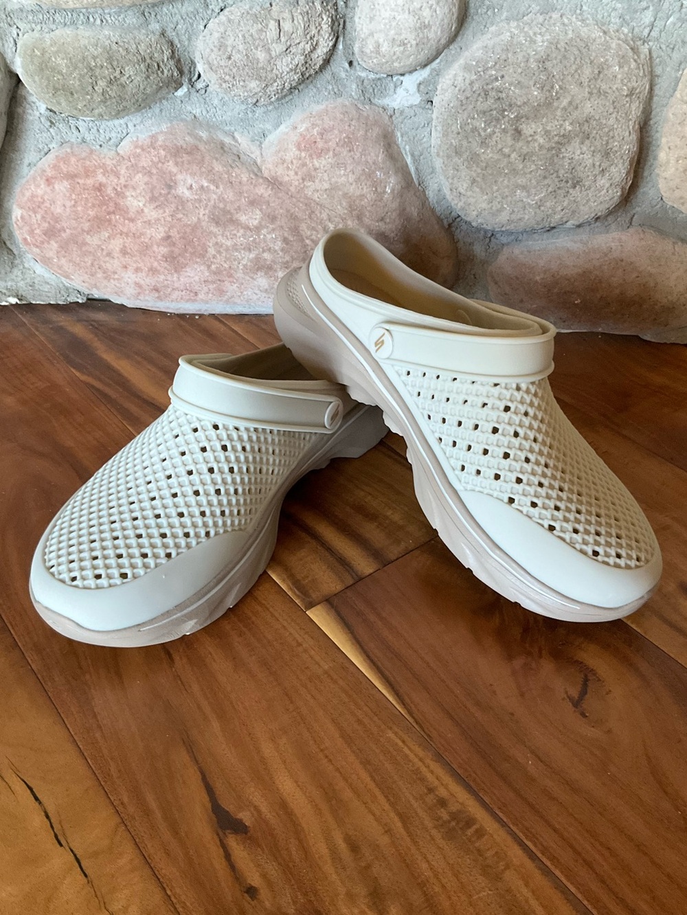 Skechers Women's Foamies GO WALK 7-Joyous Clogs Size 8